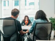 La réforme du code de la famille au Maroc : un état des lieux Marocaine discutant de réforme du Code de la Famille avec un avocat