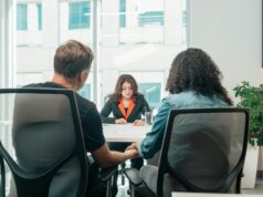 La réforme du code de la famille au Maroc : un état des lieux Marocaine discutant de réforme du Code de la Famille avec un avocat