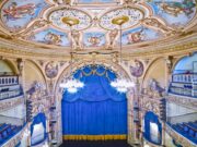 Le Théâtre royal de Rabat : un symbole du renouveau culturel et artistique marocain Royal Theatre Rabat interior with audience watching traditional Moroccan performance