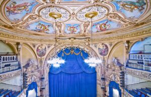 Le Théâtre royal de Rabat : un symbole du renouveau culturel et artistique marocain Royal Theatre Rabat interior with audience watching traditional Moroccan performance