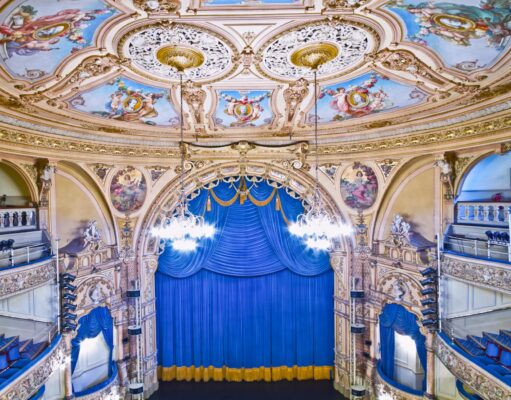 Le Théâtre royal de Rabat : un symbole du renouveau culturel et artistique marocain Royal Theatre Rabat interior with audience watching traditional Moroccan performance