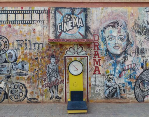 Projection du film dans un voyage au cœur de l’Algérie du sud : une expérience inoubliable Crowd watching a movie in an outdoor cinema in southern Algeria