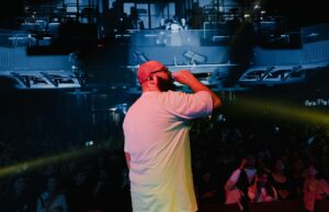 Du chaâbi des foyers au rap des cités : l’évolution de la musique maghrébine en France Young Maghrebin musicians performing rap music in a Parisian cityscape