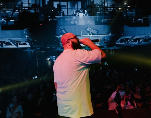 Du chaâbi des foyers au rap des cités : l’évolution de la musique maghrébine en France Young Maghrebin musicians performing rap music in a Parisian cityscape