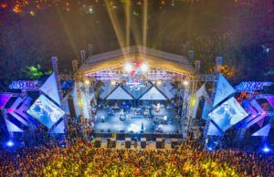 Festival culturel national de la chanson chaâbi 2026 : masterclass et promesse d’une édition innovante Tunisian festival stage with Arab musicians performing chaabi music