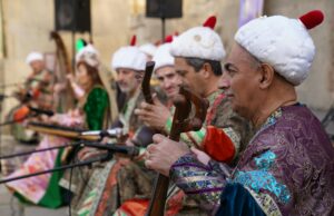 Kabareh Cheikhats : Transformant la tradition au Maroc : Perception de la musique chaâbi Moroccan musicians performing Kabareh Cheikhats, traditional instruments on stage