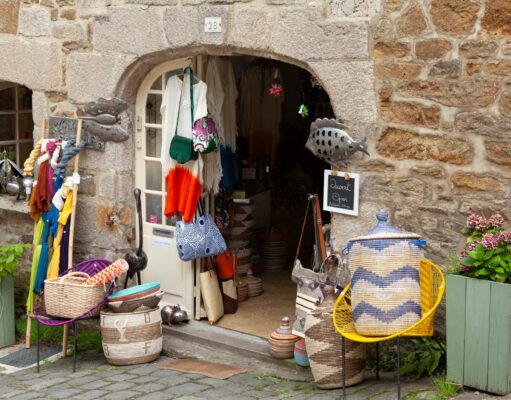La boutique d’artisanat marocain de Cherbourg-en-Cotentin : une porte ouverte vers le Maghreb Maghrebi couple operating Marrakech craft shop in Cherbourg-en-Cotentin