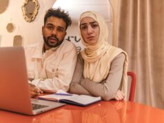 Mariage en recul au Maroc : tendances nouvelles et dynamiques sociales Jeune couple au Maroc pensant à leurs futurs en raison de leur carrière