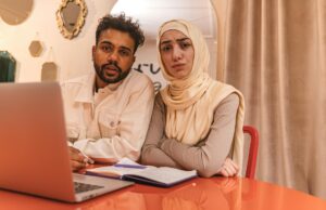 Mariage en recul au Maroc : tendances nouvelles et dynamiques sociales Jeune couple au Maroc pensant à leurs futurs en raison de leur carrière