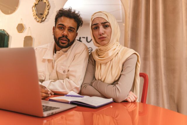 Jeune couple au Maroc pensant à leurs futurs en raison de leur carrière