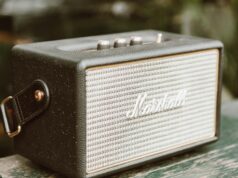 Retro Cassetta : Le concert magique de DJ marocain à Rennes – Fusion entre tradition et modernité Talented Moroccan DJ Retro Cassetta performing a blend of traditional Arabic music and modern electronic beats at Rennes' ele