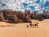 Un voyage au sud de l’Algérie : découvrir la beauté du désert saharien Voyage au sud de l'Algérie, couple en plein désert saharien