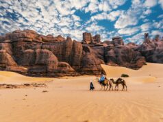 Un voyage au sud de l’Algérie : découvrir la beauté du désert saharien Voyage au sud de l'Algérie, couple en plein désert saharien