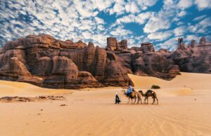 Un voyage au sud de l’Algérie : découvrir la beauté du désert saharien Voyage au sud de l'Algérie, couple en plein désert saharien