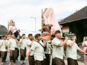 Unissant les traditions Sikh et Balinaise : un mariage unique en Bali Sikh-Balinese wedding ceremony in Bali, Indonesia with colorful decorations and traditional attire
