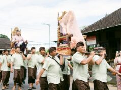 Unissant les traditions Sikh et Balinaise : un mariage unique en Bali Sikh-Balinese wedding ceremony in Bali, Indonesia with colorful decorations and traditional attire