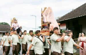 Unissant les traditions Sikh et Balinaise : un mariage unique en Bali Sikh-Balinese wedding ceremony in Bali, Indonesia with colorful decorations and traditional attire