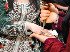 La tradition se modernise : les nouveaux modes des mariages maghrébins en France Famille maghrébine en tenue traditionnelle à un mariage contemporain en France