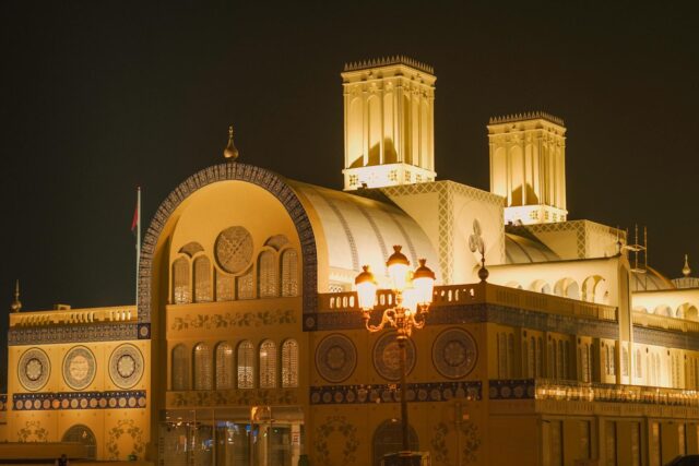 écrivains maghrébins réunis avec des représentants de l'Autorité du livre de Sharjah