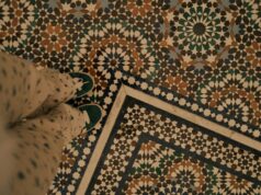 Valorisation des collections publiques de tapis marocains sous le protectorat français : quelles implications pour notre patrimoine culturel? Tapis marocain exposé dans un musée sous le protectorat français