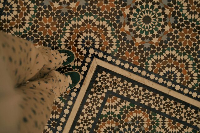 Tapis marocain exposé dans un musée sous le protectorat français