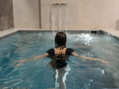 Les 5 meilleurs spas parisiens à découvrir 5 meilleurs spas parisiens à découvrir, femme maghrébine dans un spa luxueux