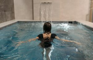 Les 5 meilleurs spas parisiens à découvrir 5 meilleurs spas parisiens à découvrir, femme maghrébine dans un spa luxueux