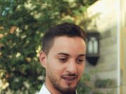 Rage à Perpignan : les mystères de la mort d’un homme revenu du Maghreb Jeune homme tunisien à Perpignan, étudiant de diplôme en main devant une porte rouillée
