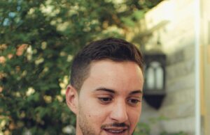 Rage à Perpignan : les mystères de la mort d’un homme revenu du Maghreb Jeune homme tunisien à Perpignan, étudiant de diplôme en main devant une porte rouillée