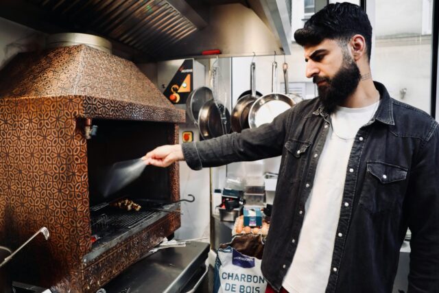 Interieur d'un restaurant algérien à Paris avec plat de couscous sur la table