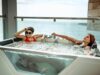 Thalassothérapie tunisienne : un voyage vers la santé et le bien-être Woman enjoying thalassotherapy treatment in Tunisian seaside spa
