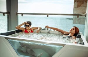 Thalassothérapie tunisienne : un voyage vers la santé et le bien-être Woman enjoying thalassotherapy treatment in Tunisian seaside spa