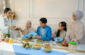 15 Recettes simples et savoureuses pour la rupture du jeûne de Ramadan 2026 15 recettes savoureuses pour rupture de jeûne Ramadan, famille autour d'une table maghrébine