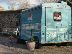La nouvelle tendance du mariage traditionnel en France : photobooths et food-trucks Famille en costume de mariage avec photobooth et food-truck à l'arrière-plan