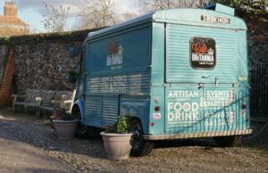 La nouvelle tendance du mariage traditionnel en France : photobooths et food-trucks Famille en costume de mariage avec photobooth et food-truck à l'arrière-plan