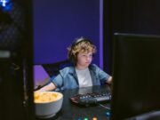 Les compétences numériques des enfants : photos, jeux vidéo, musique Enfant utilisant une caméra mobile pour prendre des photos