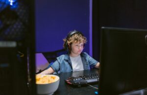 Les compétences numériques des enfants : photos, jeux vidéo, musique Enfant utilisant une caméra mobile pour prendre des photos