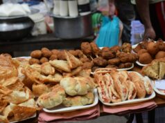 Recettes gourmandes pour Ramadan 2026 : idées de plats innovants Maghreb family enjoying innovative Ramadan dishes