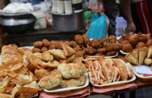 Recettes gourmandes pour Ramadan 2026 : idées de plats innovants Maghreb family enjoying innovative Ramadan dishes