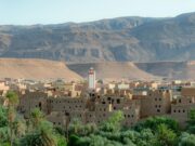Les oasis marocaines : préservation et développement durable pour une croissance durable Family exploring a sustainable oasis in Morocco, surrounded by palm trees and traditional irrigation systems