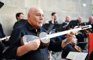 Sid Ali Driss, un étoile du Chaabi : une biographie et un regard sur sa carrière Sid Ali Driss performing chaabi music in Tunisia