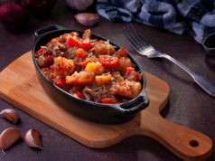 Chorba Frik aux Légumes : Recette Facile et Savoureuse à Essayer à Domicile Algerian family enjoying a steaming bowl of Chorba Frik aux Légumes, aromatic vegetables simmered in a flavorful broth