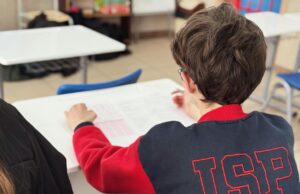 Santé mentale : accueillir les enfants autistes dans l’éducation bourgeoise française – un guide pour la diaspora maghrébine Groupe d'enfants autistes dans une classe bourgeoise française, accompagnés par des enseignants