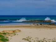 2025 : La Tunisie en devient la nouvelle rivale du Maroc dans le tourisme selon la presse française Maroc et Tunisie, deux pays de Méditerranée orientale sur une plage