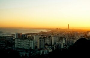 Algérie : Trois occasions magiques pour voyager avant l’été – Les prix des billets d’avion Famille algérienne devant une vue panoramique du pays