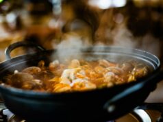 100 recettes maghrébines à découvrir ou tester pendant les 10 derniers jours Ramadan 2026 Famille maghrébine essaie des plats de poisson lors des derniers jours de Ramadan en 2026