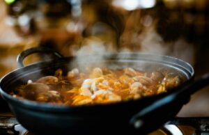 100 recettes maghrébines à découvrir ou tester pendant les 10 derniers jours Ramadan 2026 Famille maghrébine essaie des plats de poisson lors des derniers jours de Ramadan en 2026