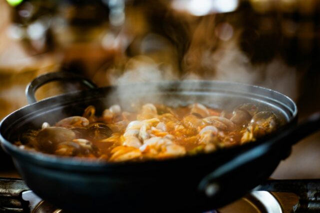 Famille maghrébine essaie des plats de poisson lors des derniers jours de Ramadan en 2026