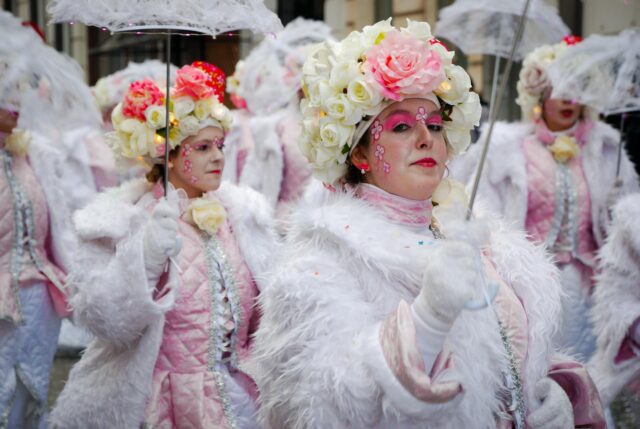 Paris carnaval berbere avec costumes et danses traditionnelles