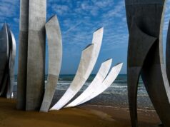 Hommage aux victimes de la guerre d’Algérie : un rappel de l’histoire et des souffrances subies Hommage aux victimes de la guerre d'Algérie, mémorial et drapeaux